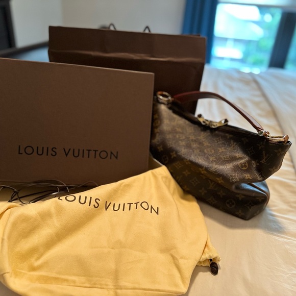 Louis Vuitton - Picture 1 of 15